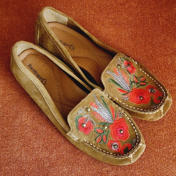 BareTraps Otella  Chestnut Floral Embroidered Suede Moccasin Size 9W - Picture 1 of 8